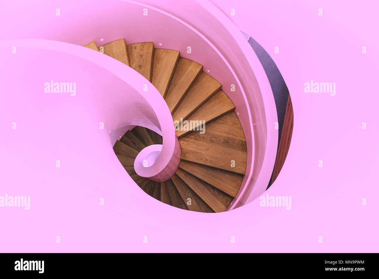 Innen moderne Wendeltreppe in Rosa. Ansicht von oben. Stockfoto