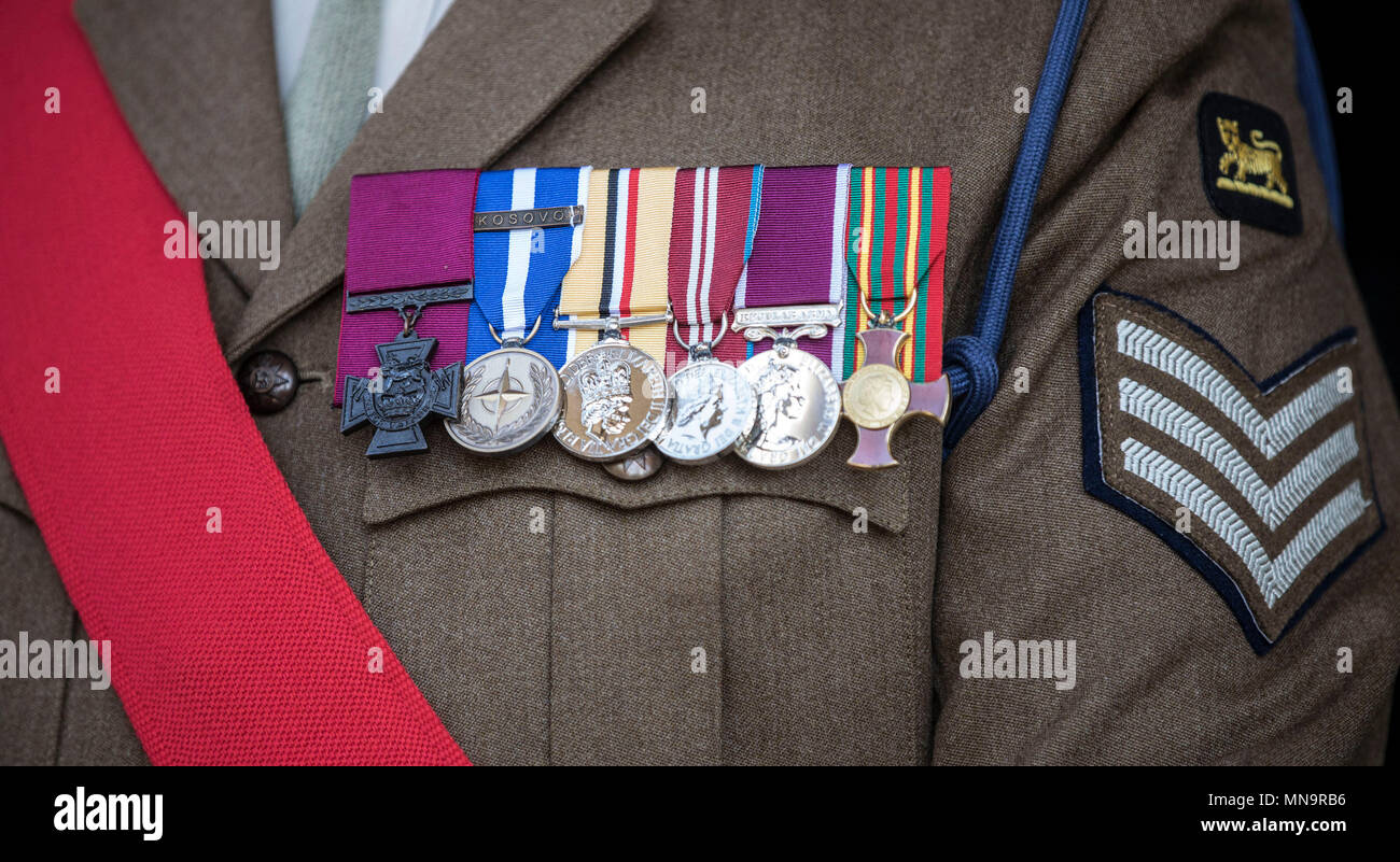 Medaillen durch Johnson Beharry einschließlich der Victoria Cross (links) an einem Service zur Unterstützung der Victoria Cross und George Cross Association in St. Martin-in-the-Fields in London getragen. Stockfoto