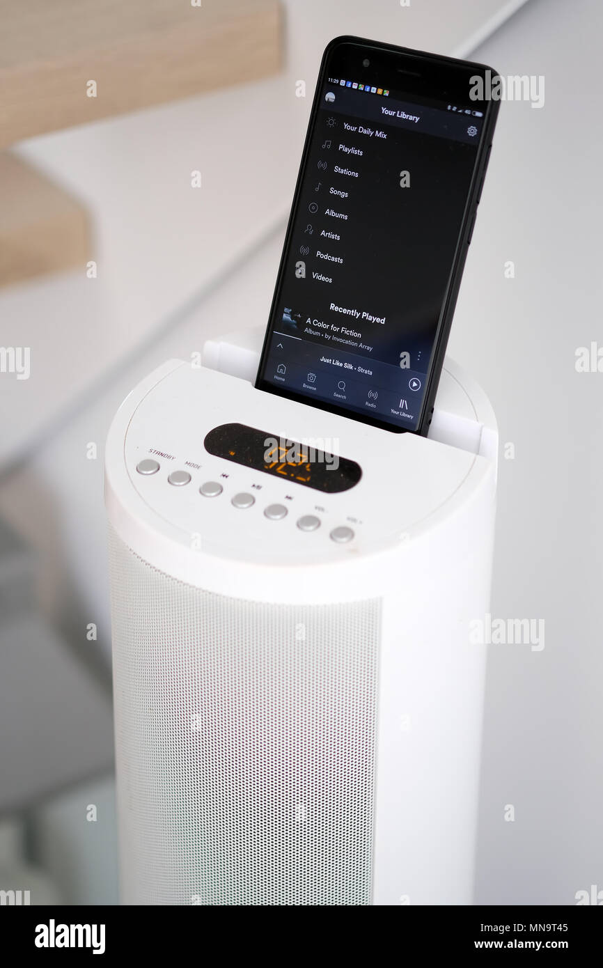 Alicante, Spanien - April 06, 2018: Bluetooth Turm mit Smartphone Stockfoto