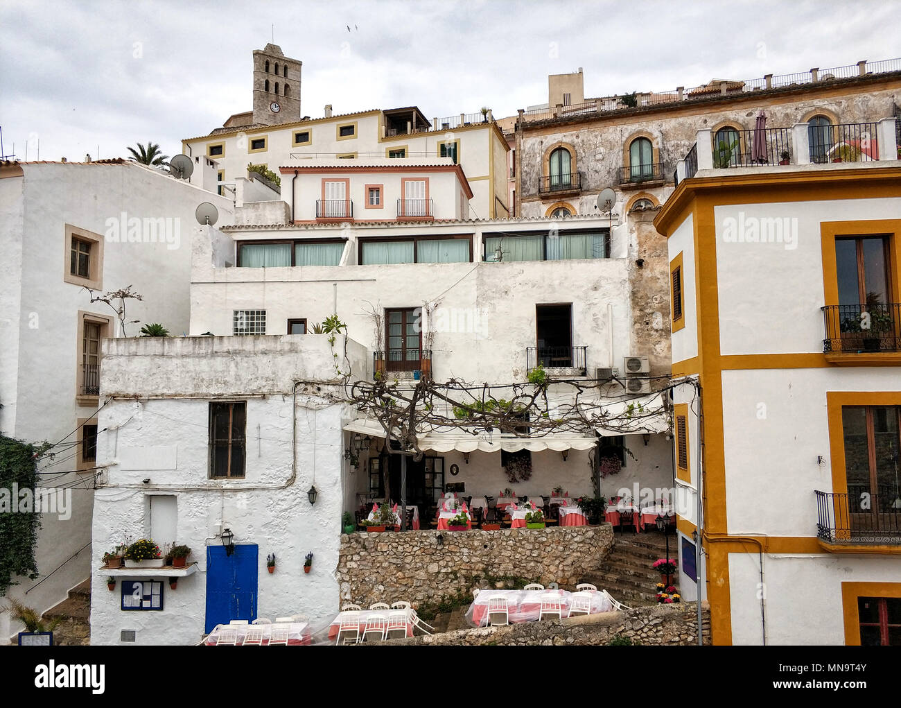 Die weiß getünchten Häuser in der Altstadt von Ibiza (Eivissa), Balearen. Spanien Stockfoto