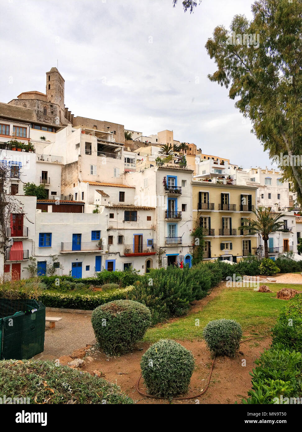 Altstadt von Ibiza (Eivissa). Blick auf das berühmte Schloss von Dalt Vila und weiß getünchten Häusern. Balearen. Spanien Stockfoto