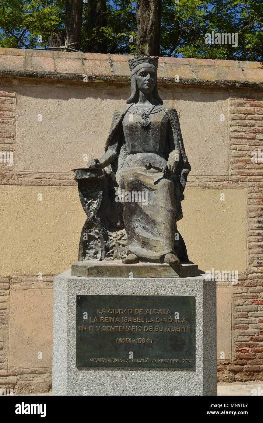 Kostbare Statue der Königin Isabel La Catolica Am fünften Jahrestag ihres Todes vor der Erzbischöflichen Gebäude in Alcala de Henares Stockfoto