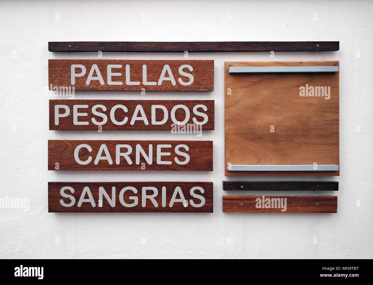 Restaurant Menü in spanischer Sprache auf eine weiße Wand. Inschriften der Lebensmittel- und Getränkeindustrie. Paella, Fisch, Fleisch und Sangria. Stockfoto