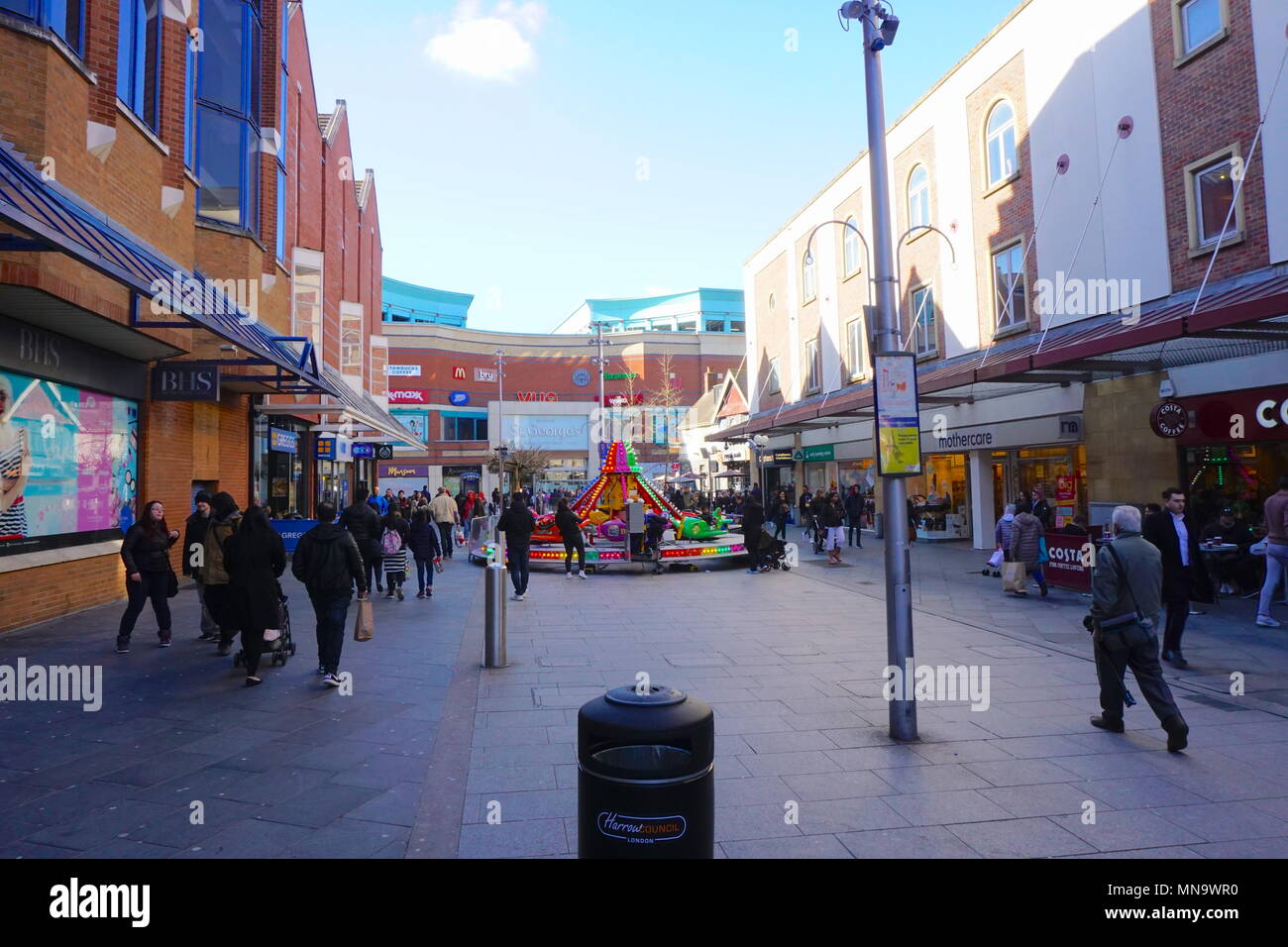 St. Ann's Einkaufszentrum mit St. George's Shopping Centre im Hintergrund St. Ann's Straße in Harrow, London, England, England Stockfoto