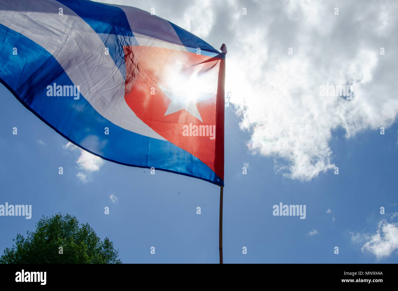 Windige Fahne von Kuba mit Hintergrundbeleuchtung an einem sonnigen Tag Stockfoto