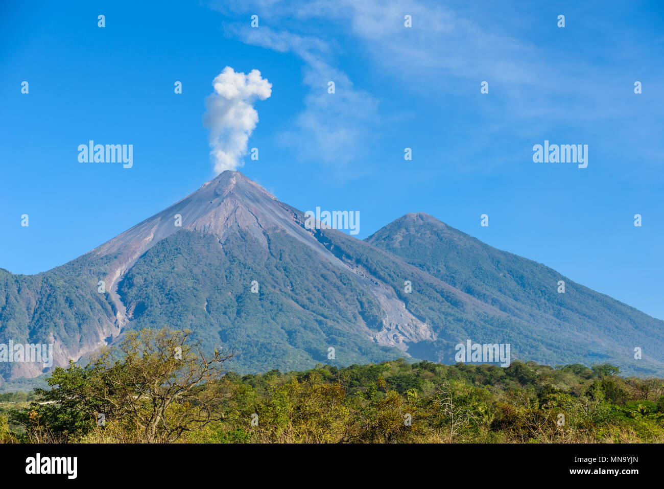 Super Vulkan El Fuego Wahrend Einer Eruption Auf Der Linken Und Die Acatenango Vulkan Auf Der Rechten Seite Ansicht Von Antigua Guatemala Stockfotografie Alamy