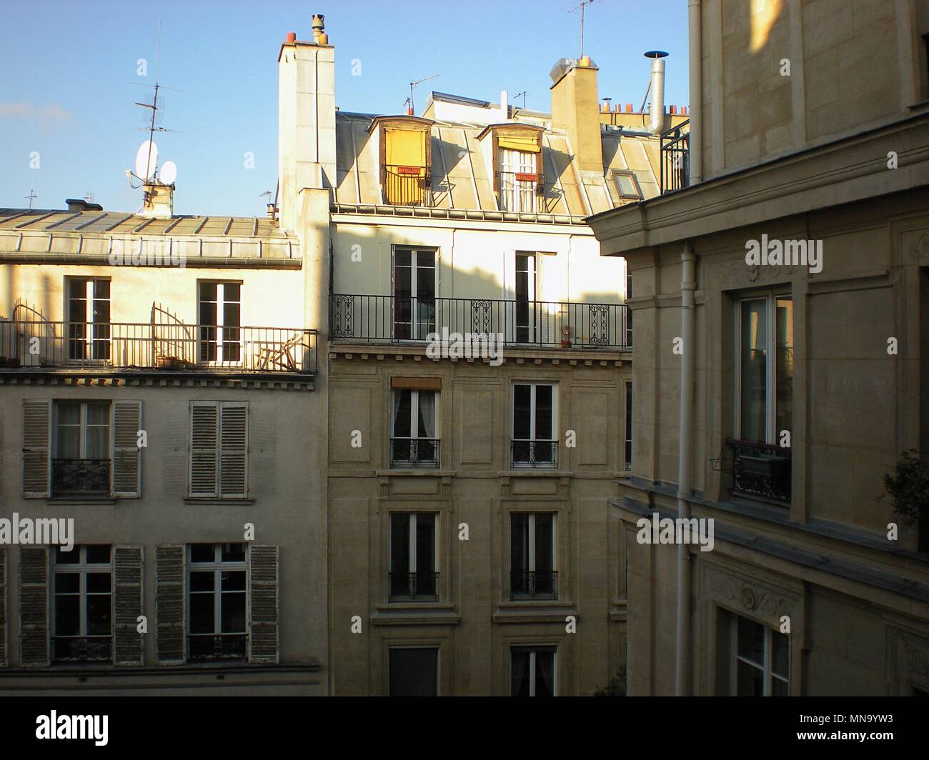 Alte Gebäude, Fassaden und Dächer in Paris. Stockfoto