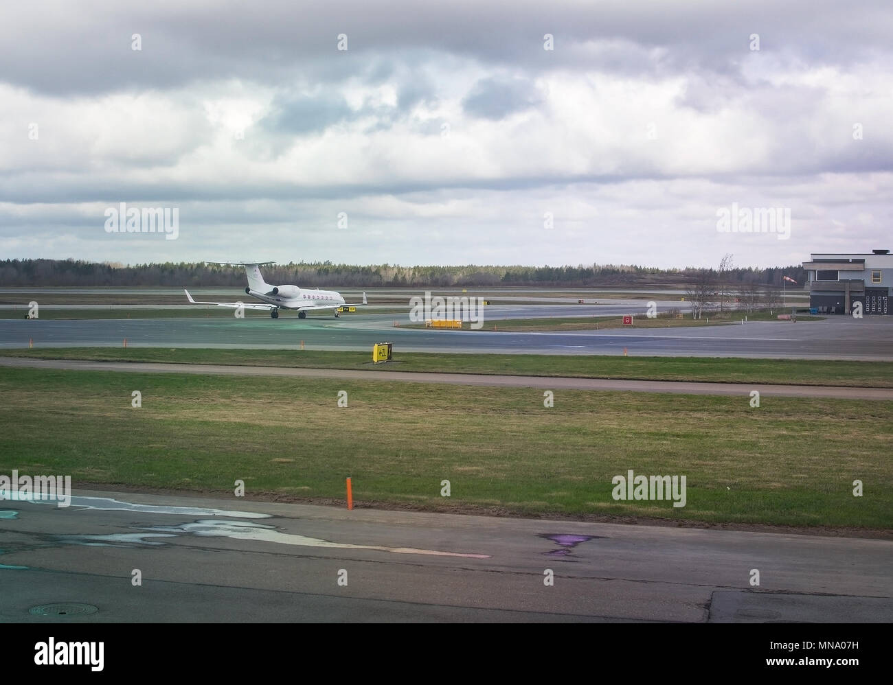 STOCKHOLM, Schweden, 27. April 2018: Arlanda Airport Tarmac und kleinen weissen Regierung Flugzeuge mit drei Kronen symbol Blätter Stockfoto