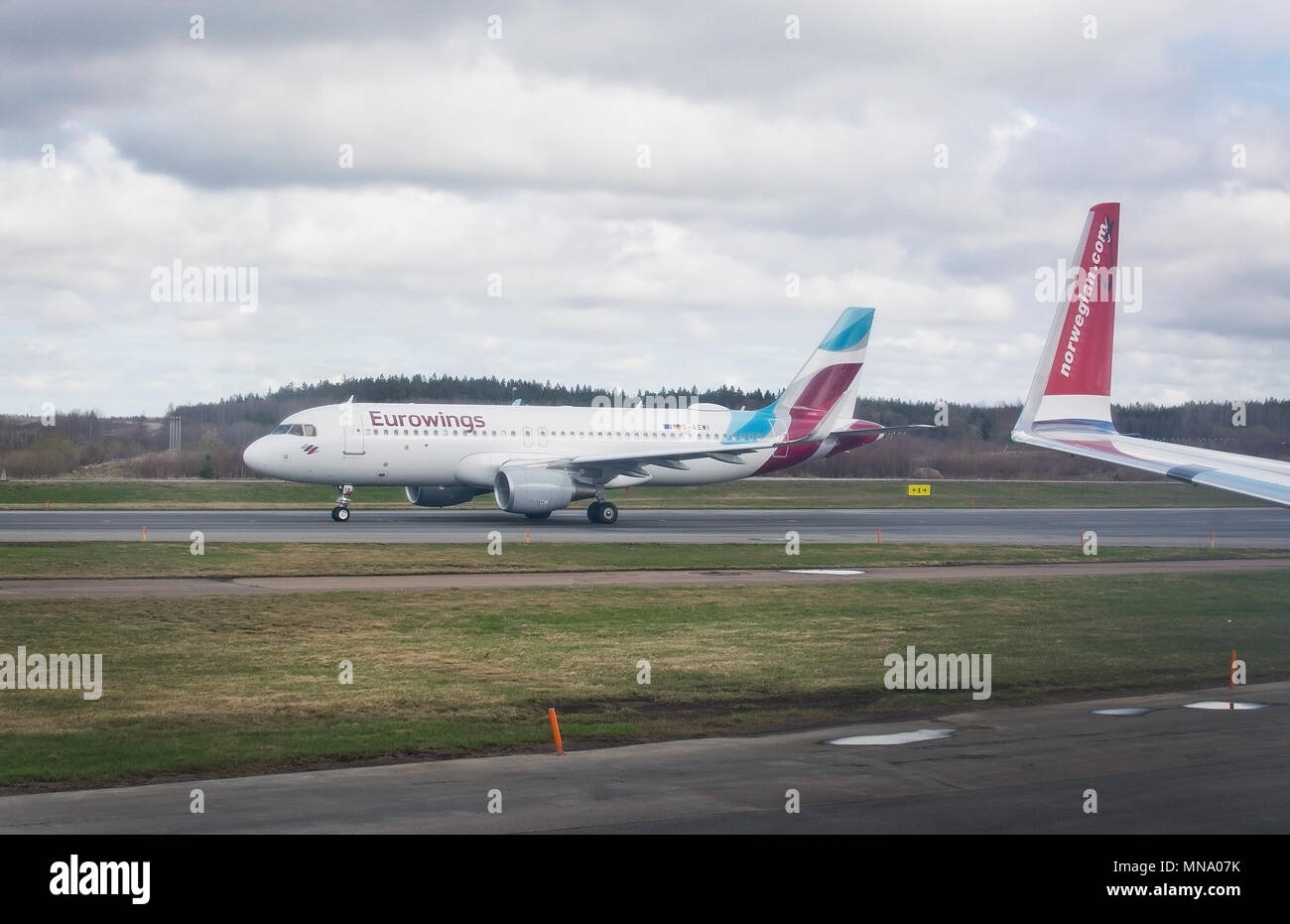 STOCKHOLM, Schweden, 27. April 2018: Arlanda Airport Tarmac und Eurowings Flugzeug verlassen Stockfoto