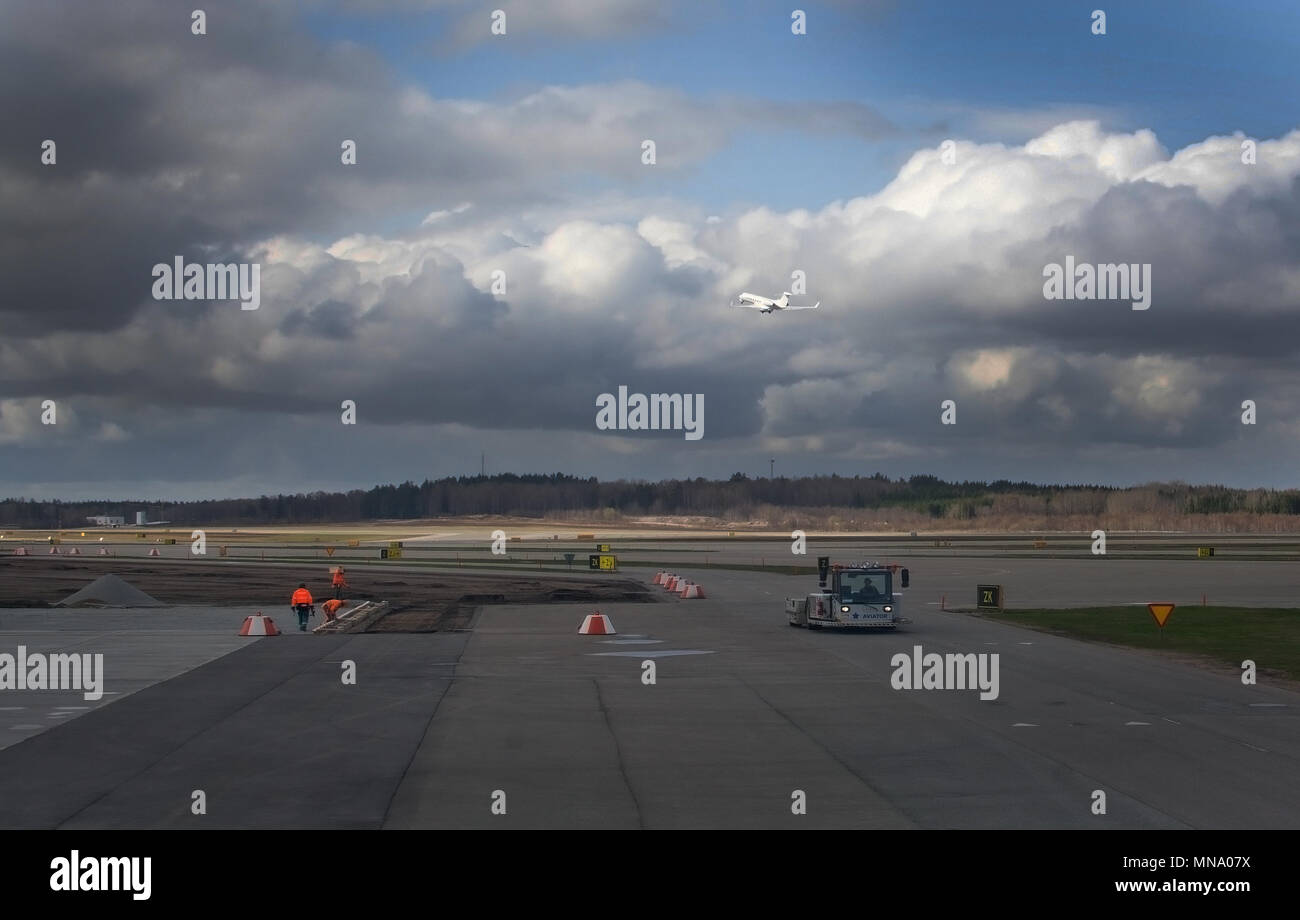 STOCKHOLM, Schweden, 27. April 2018: Arlanda Airport Tarmac und kleinen weissen Regierung Flugzeuge mit drei Kronen symbol Blätter Stockfoto