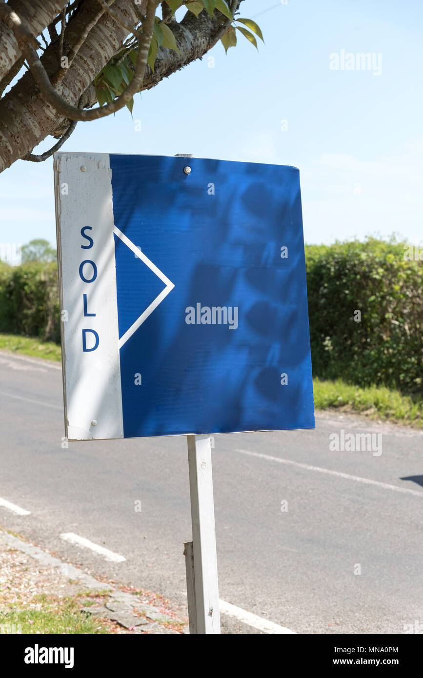 Verkauft Zeichen außerhalb eine Immobilie, die verkauft wurde. Stockfoto
