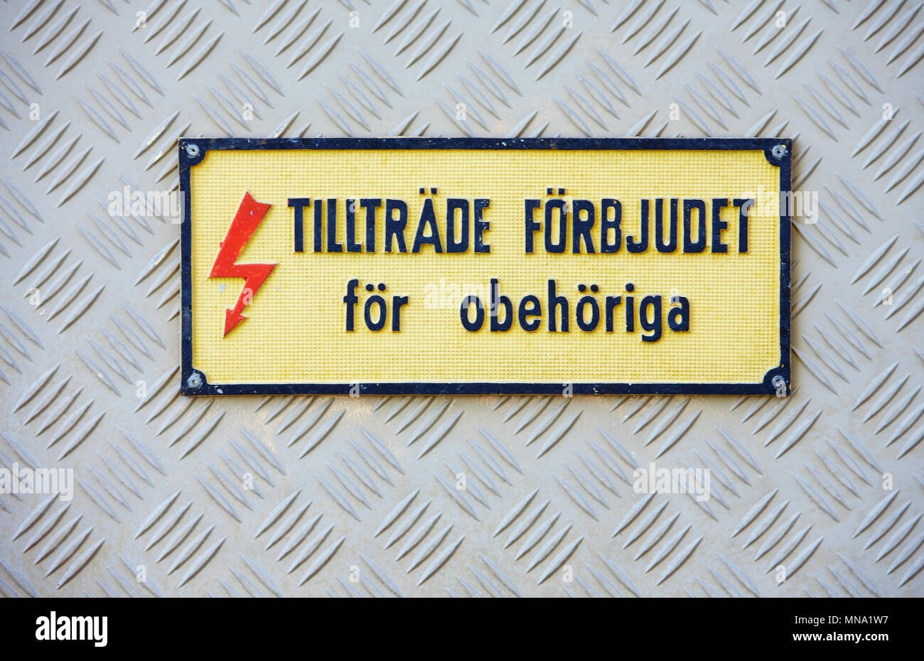 Zeichen an der Unterstation in der Schwedischen lautet: "Zugang für Unbefugte verboten" Stockfoto