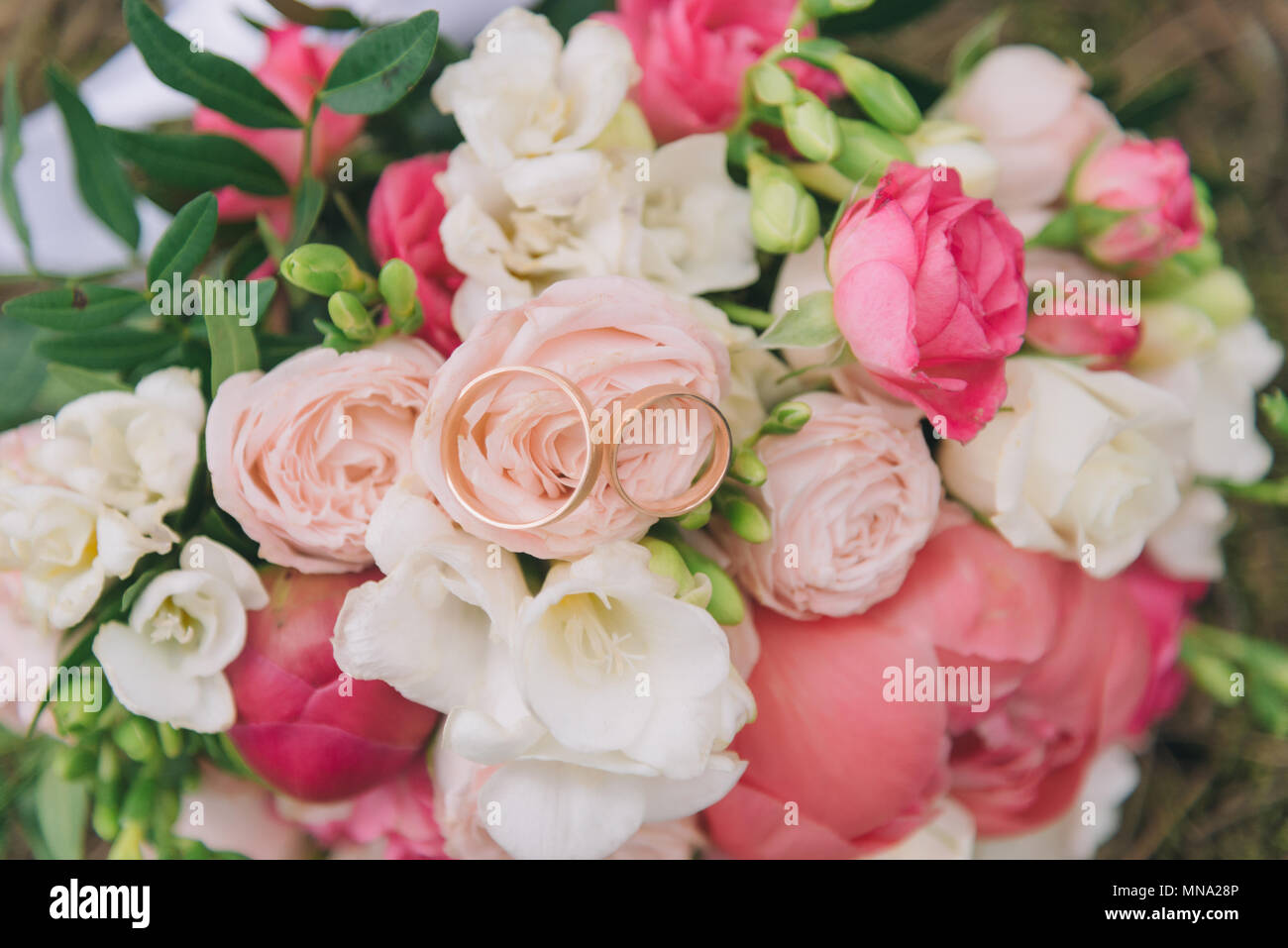 Blumenstrauß. Der braut Bouquet. Brautstrauß. Floristik. Trauringe. Wedding Bouquet aus verschiedenen Farben. Stockfoto