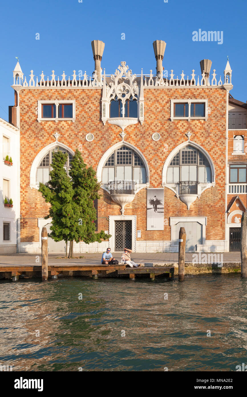 Die äußere Fassade der Casa dei Tre Oci, Canale della Giudecca, der Insel Giudecca, Venedig, Venetien, Italien bei Sonnenuntergang, ein 1913 neo-gotischen Ausstellung und Photogra Stockfoto