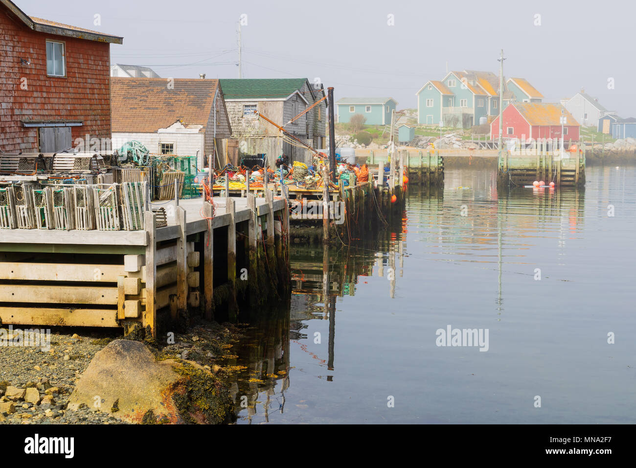 Nebel rolling in Peggy's Cove, das kleine Fischerdorf in ländlichen Nova Scotia, Kanada. Stockfoto