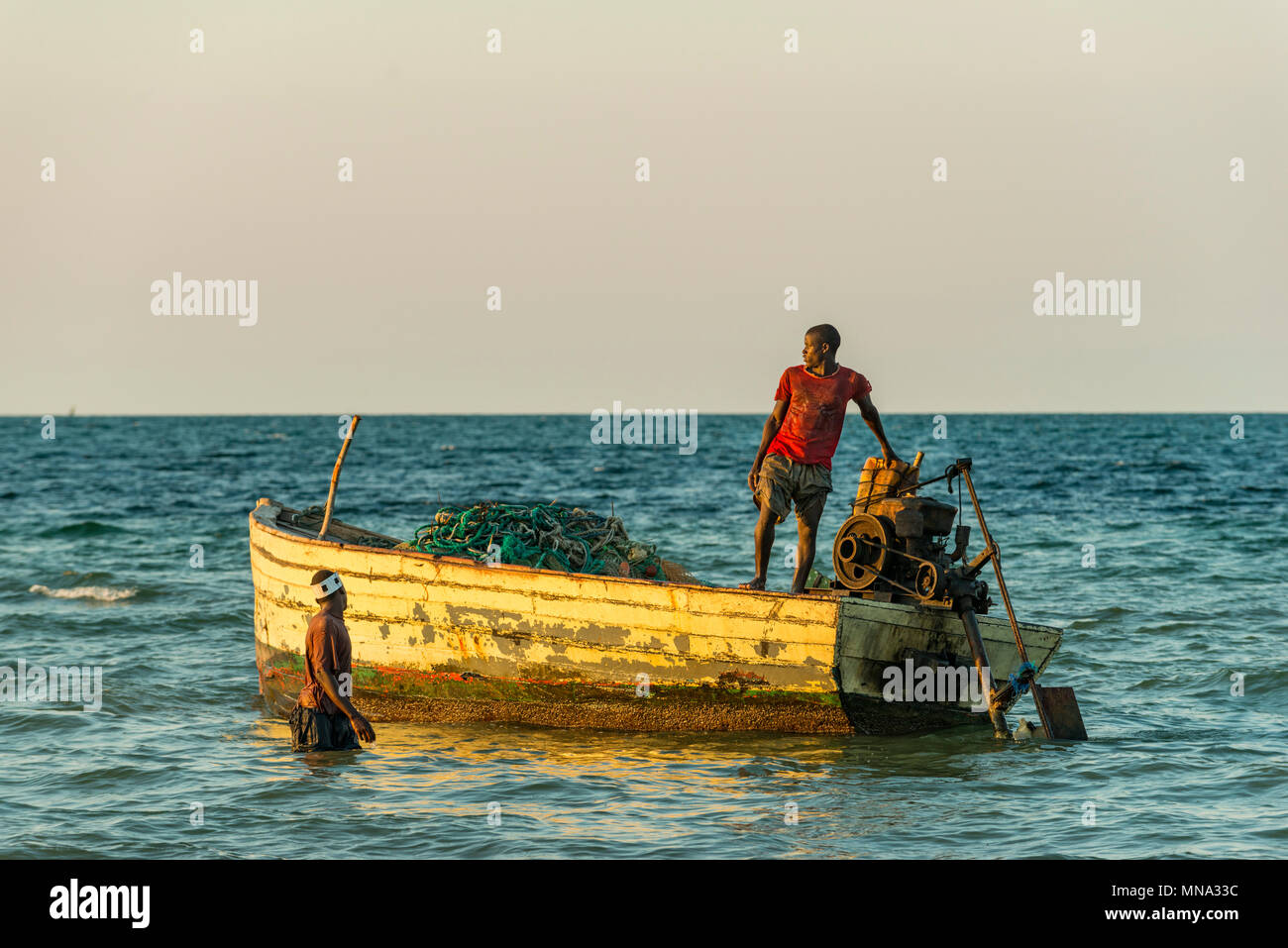 Ein kleines Fischerboot in Inhassoro Mosambik gesehen. Stockfoto