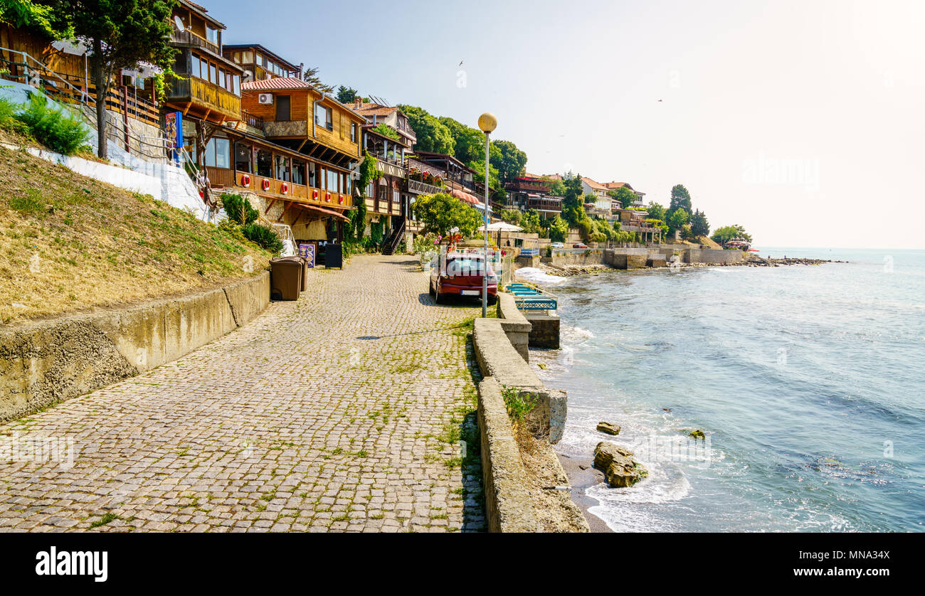 Die Promenade entlang der Küste des Schwarzen Meeres in Nessebar, Bulgarien Stockfoto