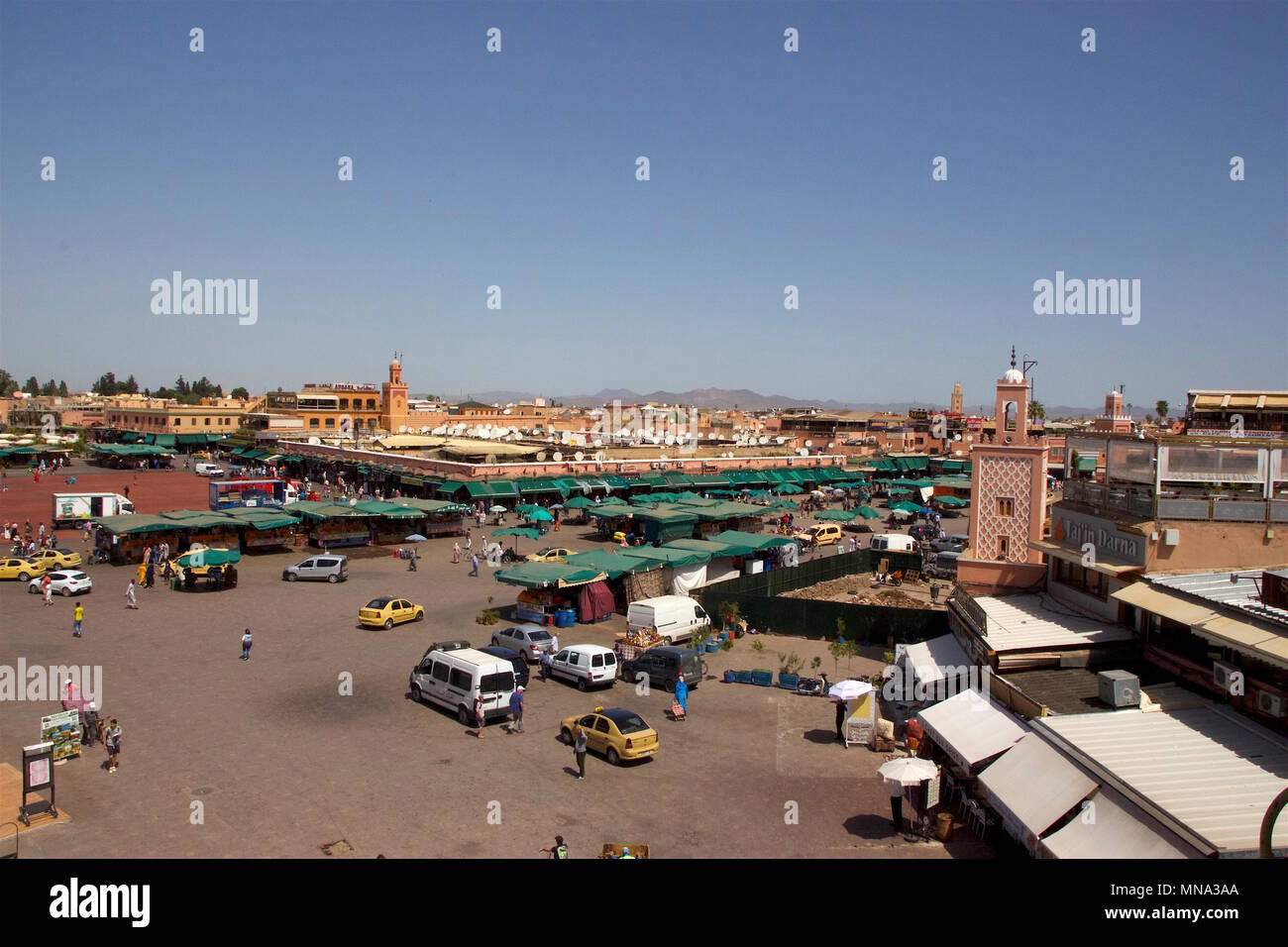 Eine Luftaufnahme von Jemaa el-Fnaa, dem Hauptplatz von Marrakesch und Marktplatz in Marrakesch Medina, von Einheimischen und Touristen genutzt. Stockfoto