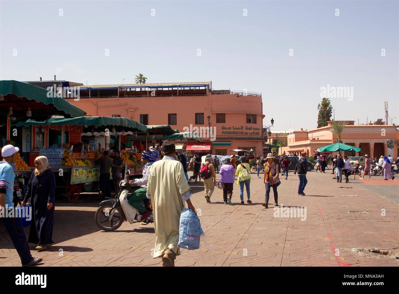 Platz Jemaa el-Fnaa, dem Hauptplatz von Marrakesch und Marktplatz in Marrakesch Medina, von Einheimischen und Touristen genutzt. Stockfoto