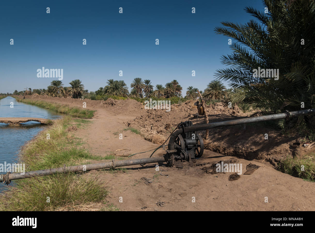 Pumpe und Bewässerung Canal in der Nähe von Kerma, nördlichen Sudan Stockfoto