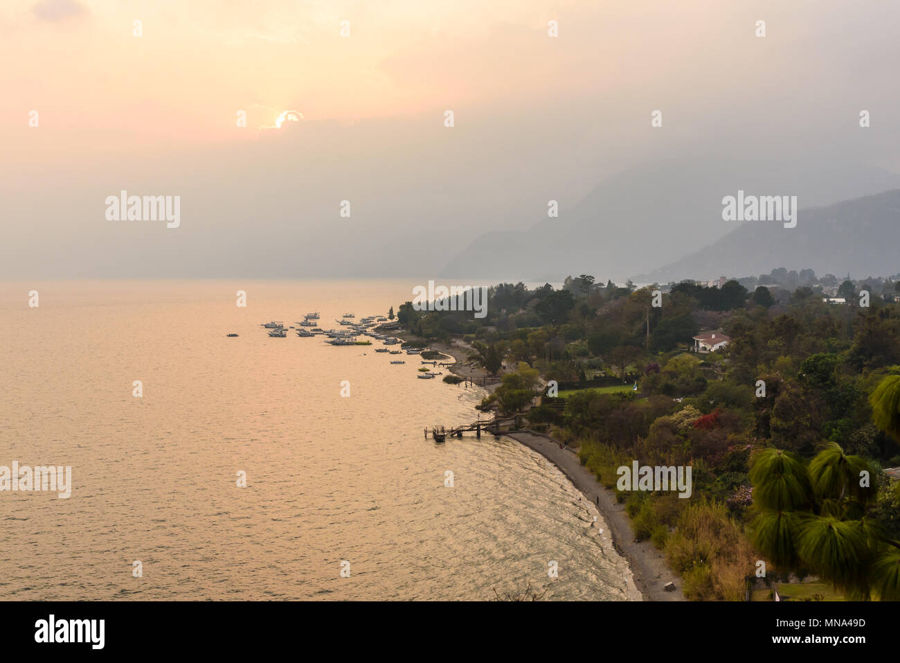Panorama Ausblick auf den Ort Panajachel am Atitlán-See mit erstaunlichen Vulkane - Guatemala Stockfoto