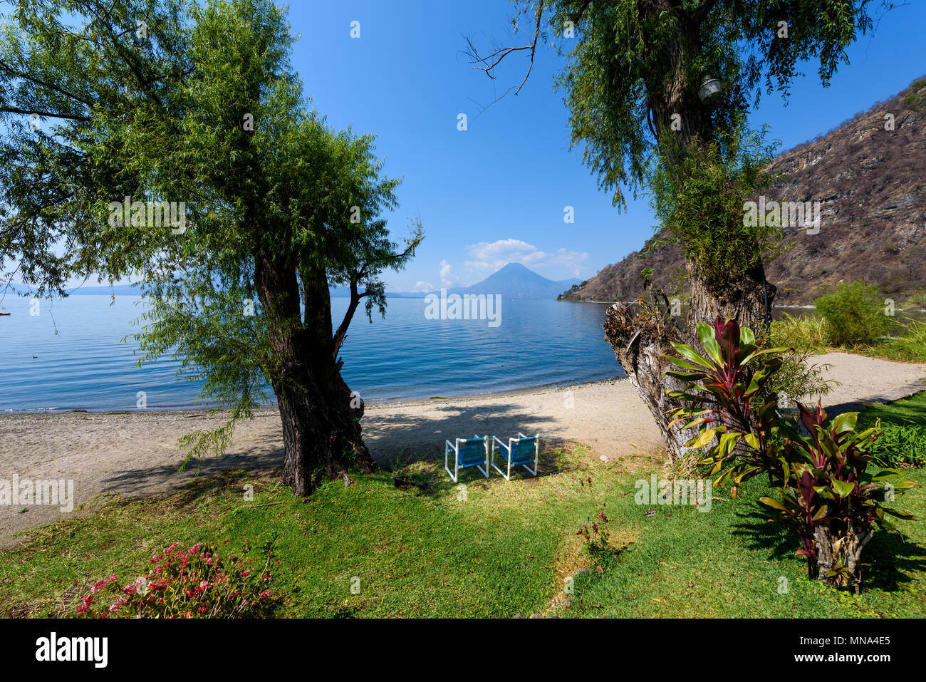 Paradise Beach am Lake Atitlan, Guatemala - Entspannung und Erholung am Strand mit Vulcano Landschaft im Hochland von Guatemala Stockfoto