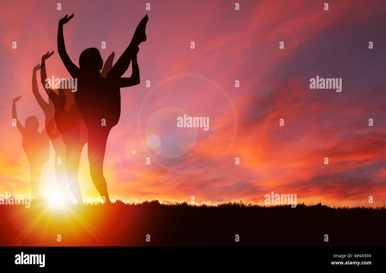 Silhouette von Mädchen tanzen und springen mit leuchtenden goldenen Sonnenaufgang oder Sonnenuntergang Hintergrund und Kopieren. Konzept des gesunden Lebens, Wahrnehmung, celebr Stockfoto