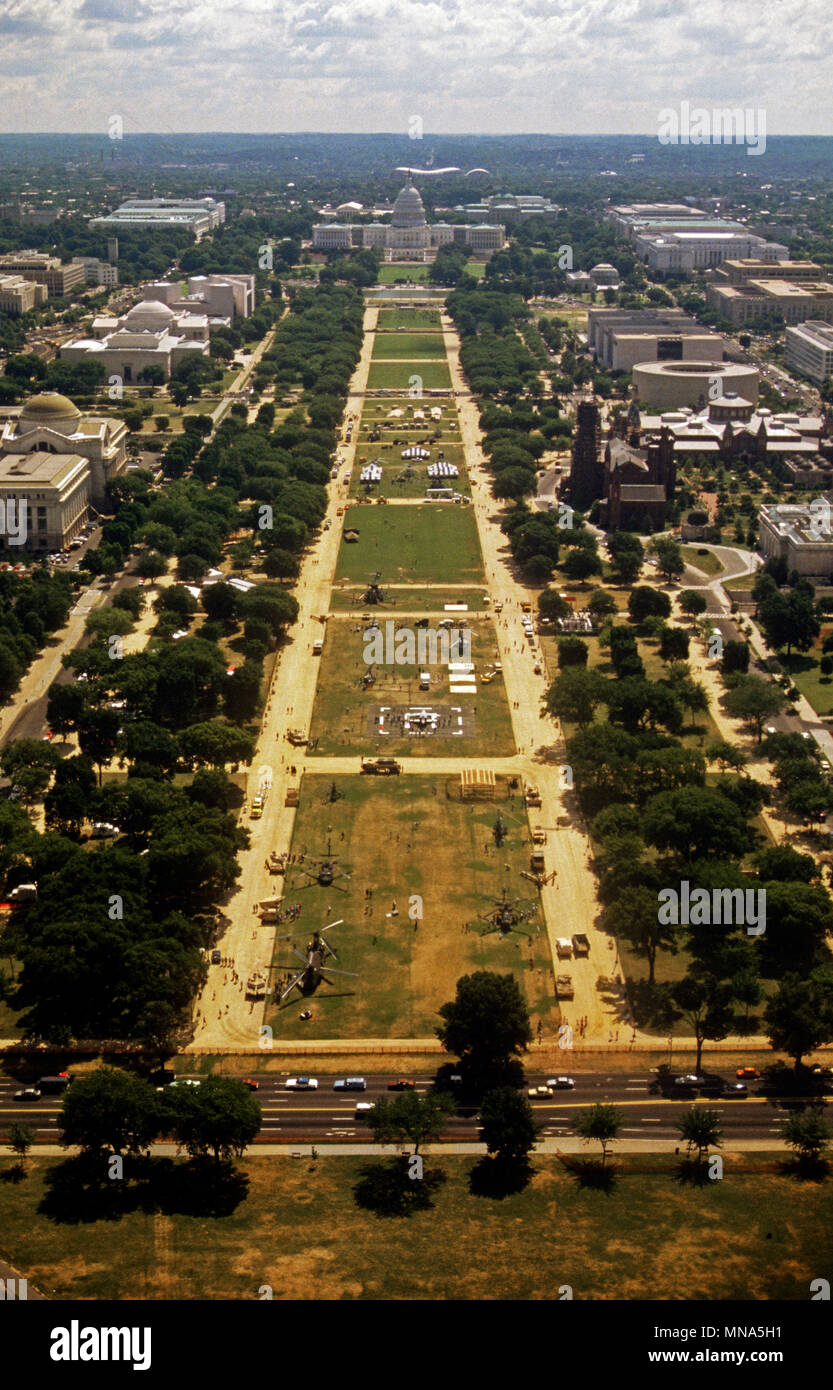 Washington DC, USA, 8. Juni 1991 Dutzende von Flugzeugen, die von Desert Storm auf der National Mall gesäumt vor der Parade. Von der Oberseite des Washington Monument nach Osten in Richtung der US-Hauptstadt gesehen Stockfoto