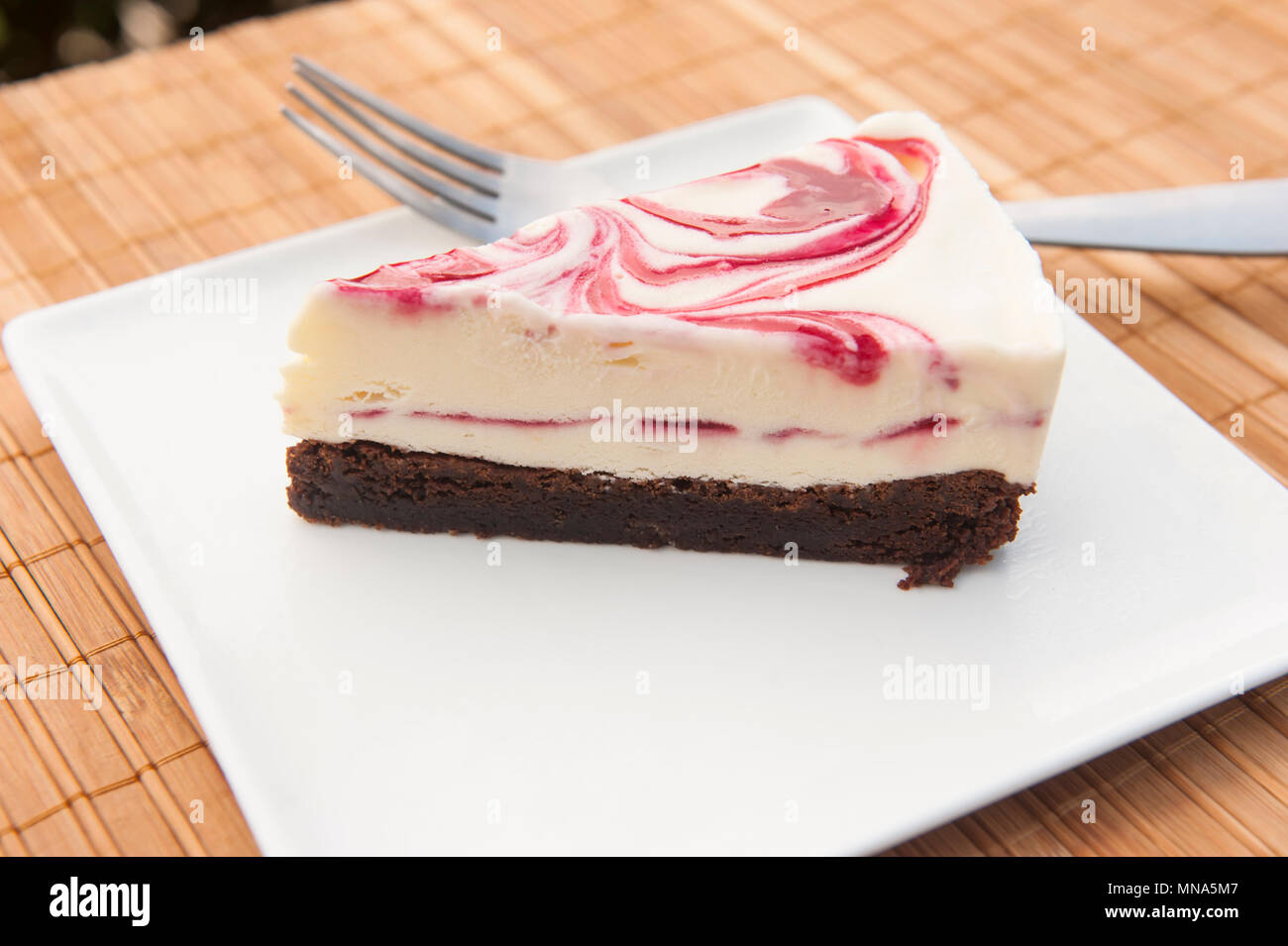 Scheibe Raspberry Ripple Eis Kuchen auf einer weißen Platte Stockfoto