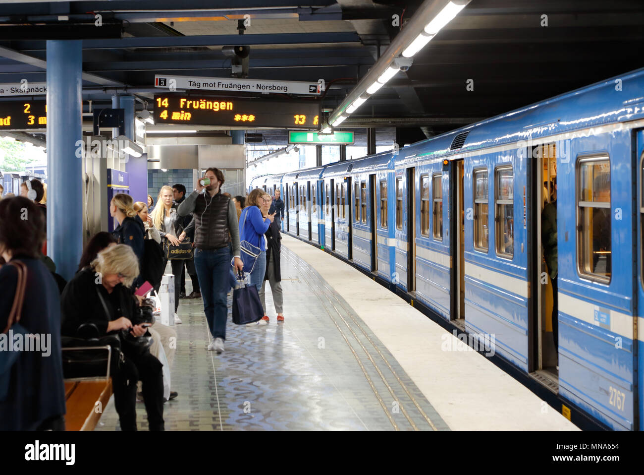 Stockholm, Schweden - 7. September 2015: Eine blaue U-Bahn an der Altstadt, der U-Bahnhof wurde gestoppt. Stockfoto