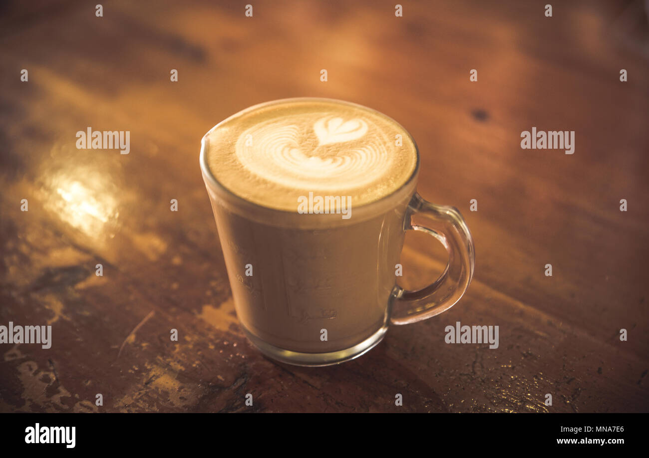 Kaffee mit Milchschaum im Glas Stockfoto