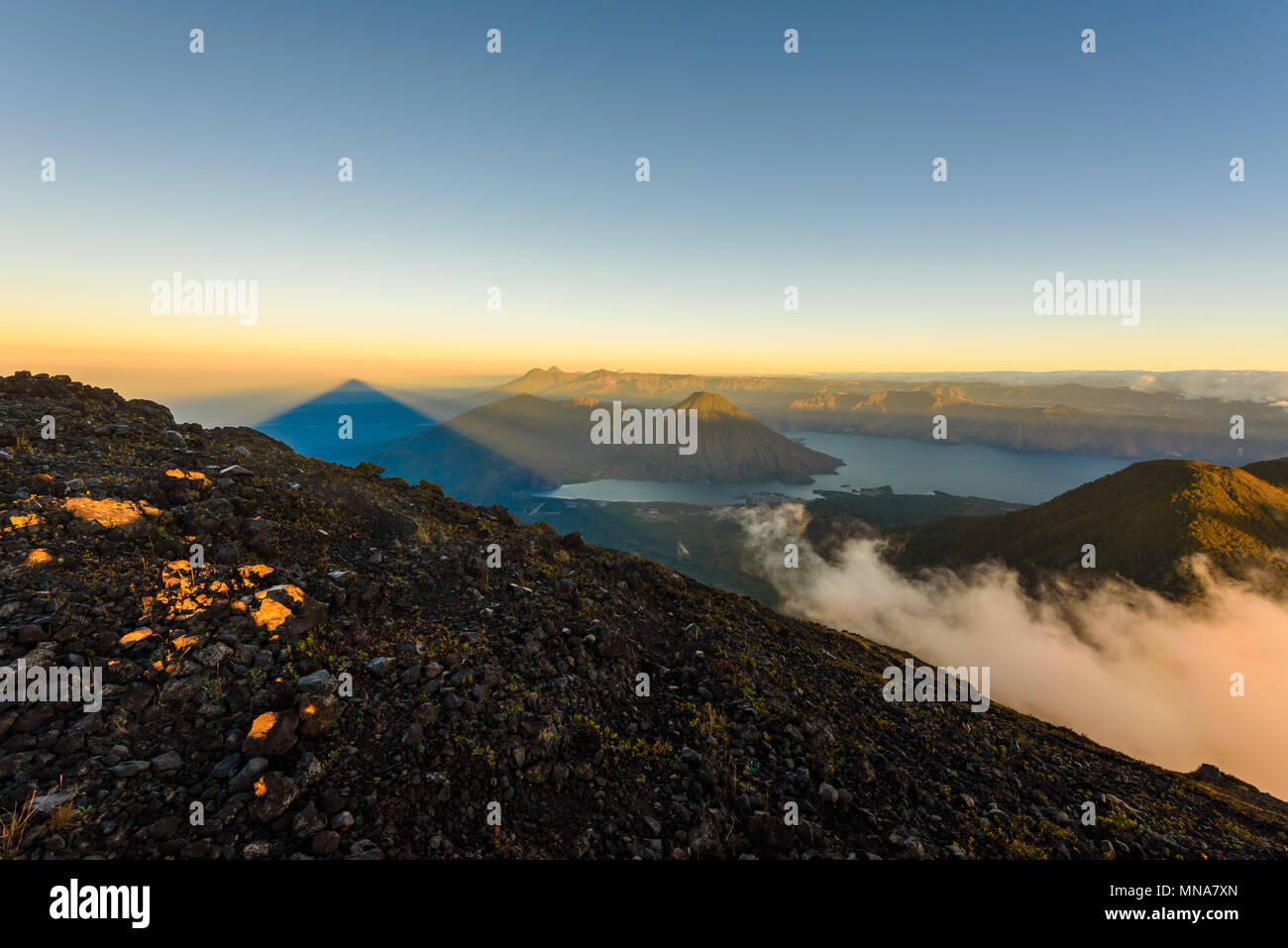 Panorama der Atitlan See und Vulkan San Pedro in den frühen Morgenstunden vom Gipfel des Vulkans Atitlan, Guatemala Stockfoto