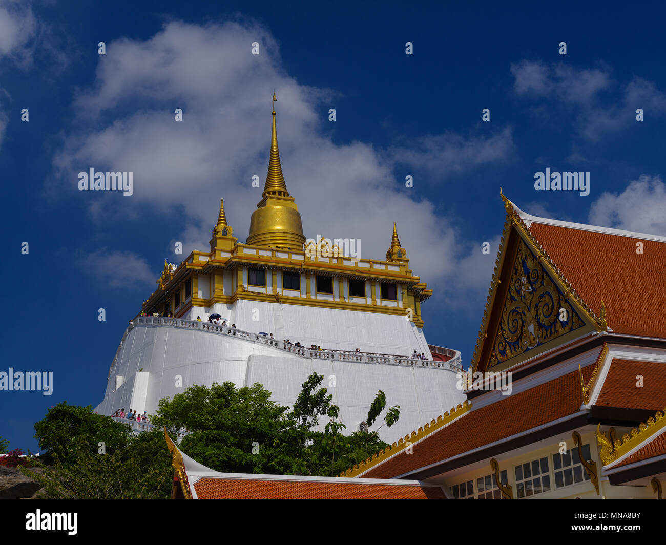 THAILAND, Bangkok - 14. APRIL 2018: die künstlichen Hügel im Innern des Wat Saket in Bangkok, Thailand, die Besucher steigen Sie die Treppen des Tempels. Stockfoto