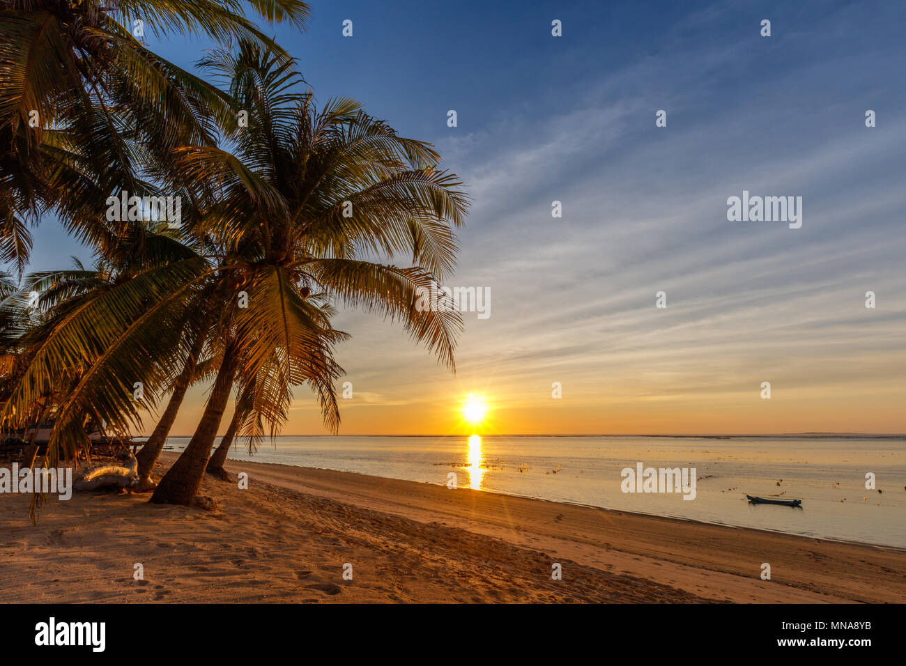 Sonnenuntergang auf Nemberala Strand auf Rote Insel, im Osten der Provinz Nusa Tenggara, Indonesien Stockfoto