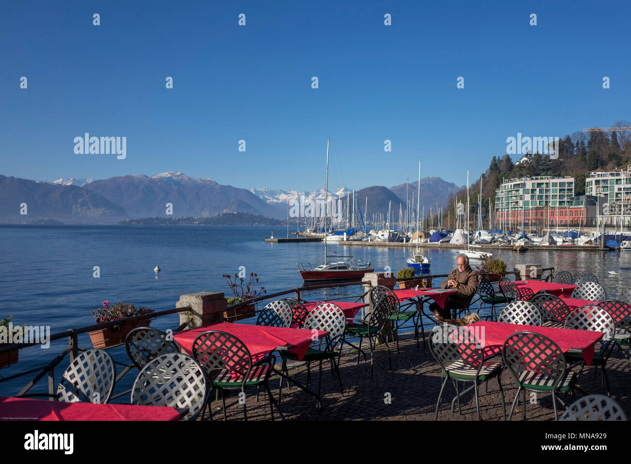 Blick von der Terrasse des Ristorante Kšpi Club, über den Lago Maggiore in Richtung Intra- und Schnee, bedeckt den italienischen Dolomiten rechts Das hotel Hotel de Ch Stockfoto