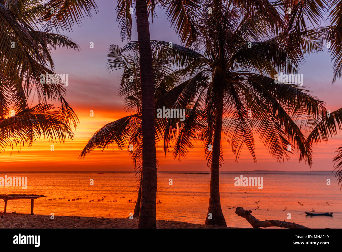 Sonnenuntergang am Strand auf Nemberala Rote Insel, im Osten der Provinz Nusa Tenggara, Indonesien Stockfoto
