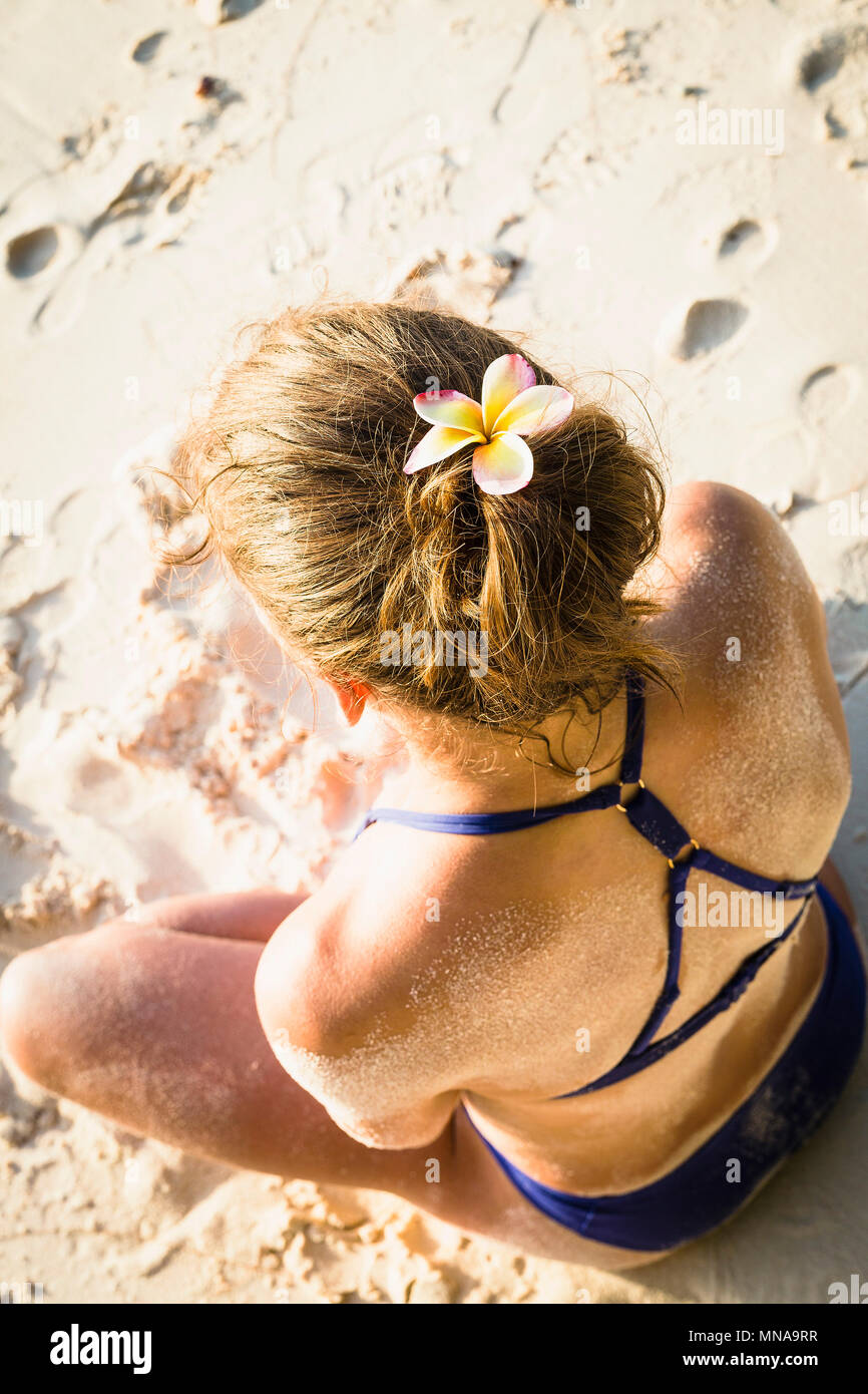 Hohe Betrachtungswinkel und der Mitte der erwachsenen Frau im Bikini Meditation am Strand Stockfoto