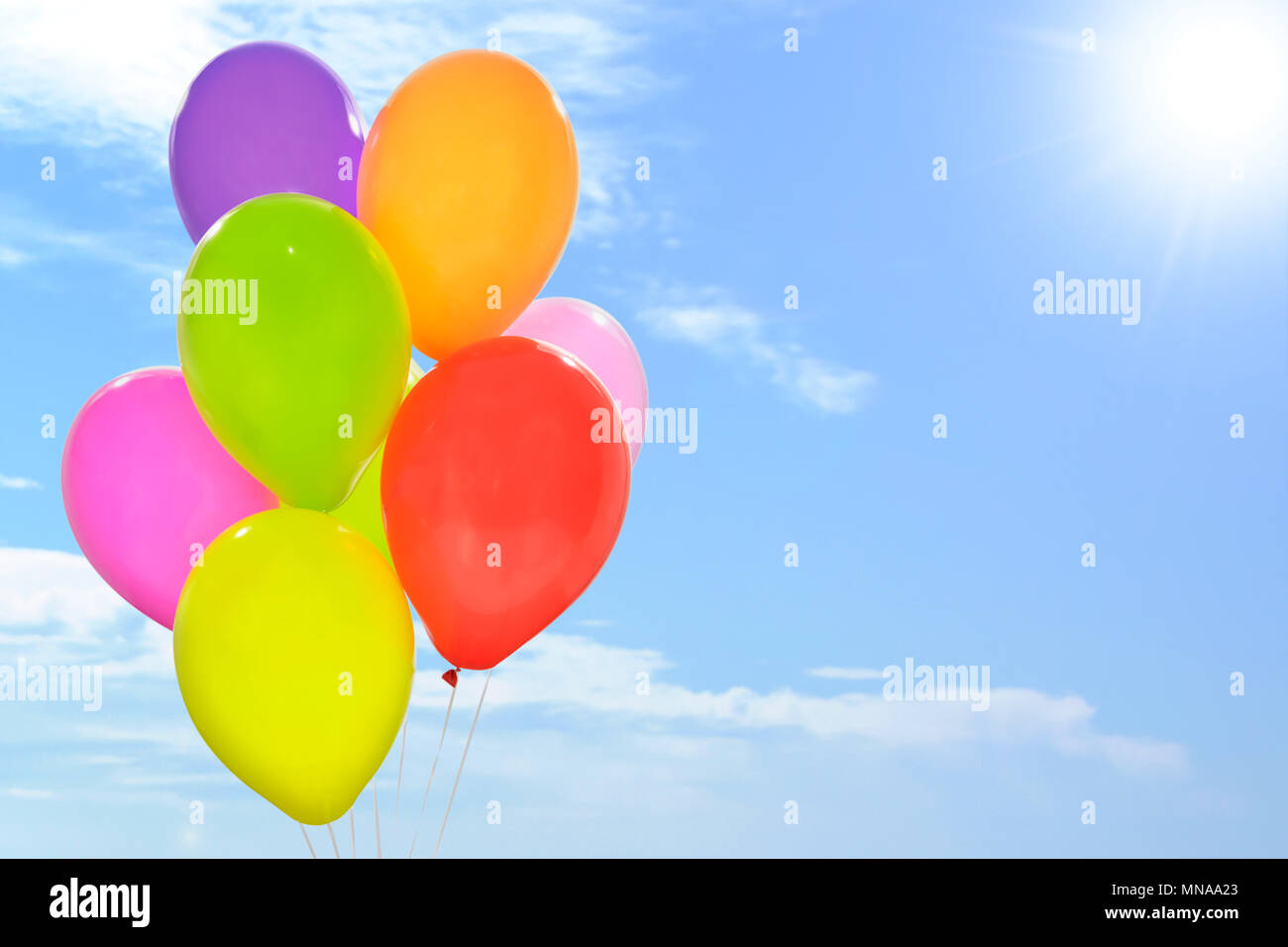 Party Dekoration - Mischung aus bunten Ballons auf einem blauen Himmel Hintergrund mit Kopie Raum (gemischt). Stockfoto