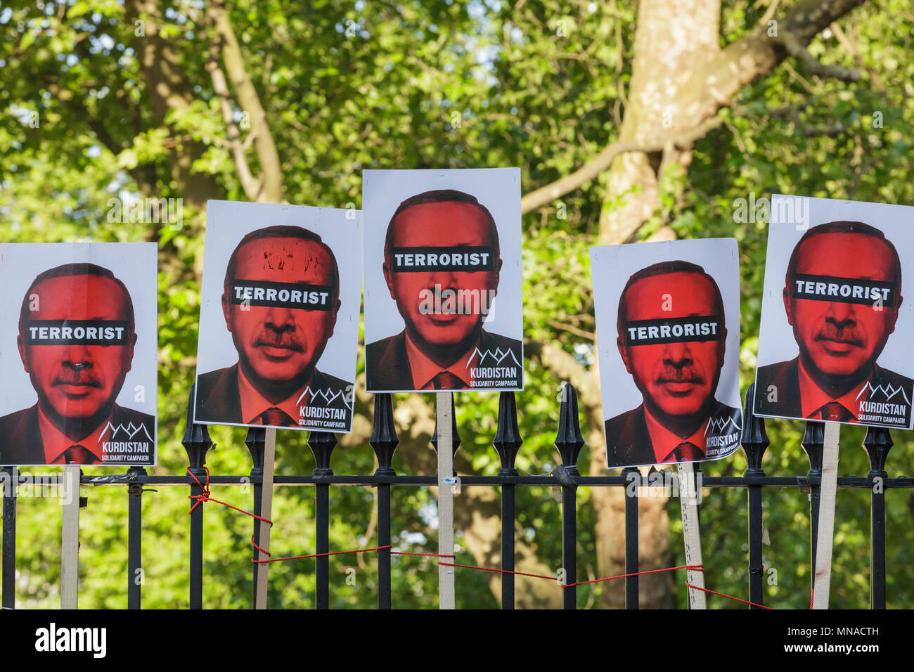 Downing Street, London, 15. Mai 2018. Verworfen, Plakate, türkischen Präsidenten Erdogan, eine "Terroristen", stellte gegenüber der Downing Street in Westminster durch die Kurdistan Kampagne der Solidarität nach einem früheren Rallye. Credit: Imageplotter Nachrichten und Sport/Alamy leben Nachrichten Stockfoto