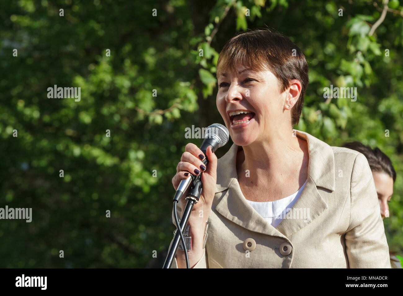 Downing Street, London, 15. Mai 2018. Caroline Lucas, MP, und Co - Führer der Grünen Partei. Die Demonstranten versammeln sich gegenüber der Downing Street für Gerechtigkeit für Palästina angesichts der jüngsten Maßnahmen gegen die Palästinenser im Gazastreifen durch die israelische Armee, und der Eröffnung der US-Botschaft in Jerusalem. Die Rallye ist der Redner, darunter mehrere MPs, Gewerkschaftsvertreter und Aktivisten unterstützt. Credit: Imageplotter Nachrichten und Sport/Alamy leben Nachrichten Stockfoto