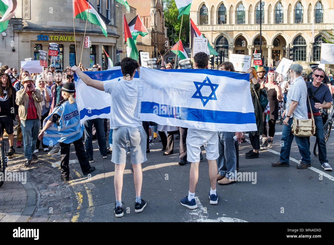 Bristol, UK. 15 Mai, 2018. Eine kleine Gruppe von pro-israel Unterstützer der israelischen Flagge abgebildet, wie Sie Pro-Palestinian Demonstranten, die in einem Protestzug durch Bristol ihre Solidarität mit dem palästinensischen Volk zu zeigen. Der Demonstrationszug und Kundgebung statt, die es den Menschen ermöglichen, ihre Unterstützung und Solidarität mit dem palästinensischen Volk zu zeigen, nach 70 Jahren der Nakba und Protest über die jüngsten Aktionen Israels in Gaza Credit: lynchpics/Alamy leben Nachrichten Stockfoto