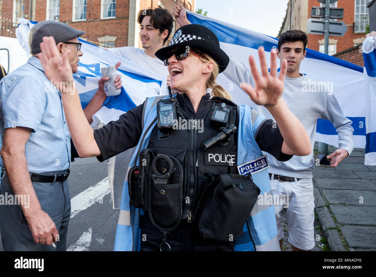 Bristol, UK. 15 Mai, 2018. Polizisten sind dargestellt, wie Sie eine kleine Gruppe von pro-israel Unterstützer der israelischen Flagge, wie Sie Pro-Palestinian Demonstranten, die in einem Protestzug durch Bristol ihre Solidarität mit dem palästinensischen Volk zu zeigen, konfrontieren zu zerstreuen versuchen. Der Demonstrationszug und Kundgebung statt, die es den Menschen ermöglichen, ihre Unterstützung und Solidarität mit dem palästinensischen Volk zu zeigen, nach 70 Jahren der Nakba und Protest über die jüngsten Aktionen Israels in Gaza Credit: lynchpics/Alamy leben Nachrichten Stockfoto