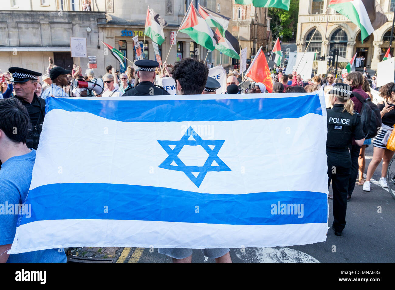 Bristol, UK. 15 Mai, 2018. Eine kleine Gruppe von pro-israel Unterstützer der israelischen Flagge abgebildet, wie Sie Pro-Palestinian Demonstranten, die in einem Protestzug durch Bristol ihre Solidarität mit dem palästinensischen Volk zu zeigen. Der Demonstrationszug und Kundgebung statt, die es den Menschen ermöglichen, ihre Unterstützung und Solidarität mit dem palästinensischen Volk zu zeigen, nach 70 Jahren der Nakba und Protest über die jüngsten Aktionen Israels in Gaza Credit: lynchpics/Alamy leben Nachrichten Stockfoto