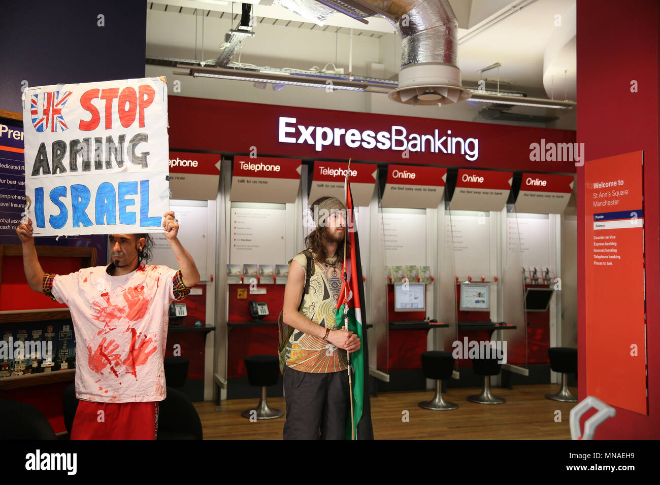 Manchester, Großbritannien. 15. Mai 2018. Pro-palästinensischen Aktivisten eingegeben HSBC Bank, Festlegung der Särge und gefälschte Banknoten auf dem Boden ªdie Banken beschäftigt sich mit den Waffen zu protestieren, die Unternehmen und die Banken von den Firmen, die Waffen an Israel" verkaufen zu veräußern. Polizei genannt wurden an die Bank und die Demonstranten zogen außerhalb, St Anns Square, Manchester, 15. Mai 2018 (C) Barbara Cook/Alamy leben Nachrichten Stockfoto