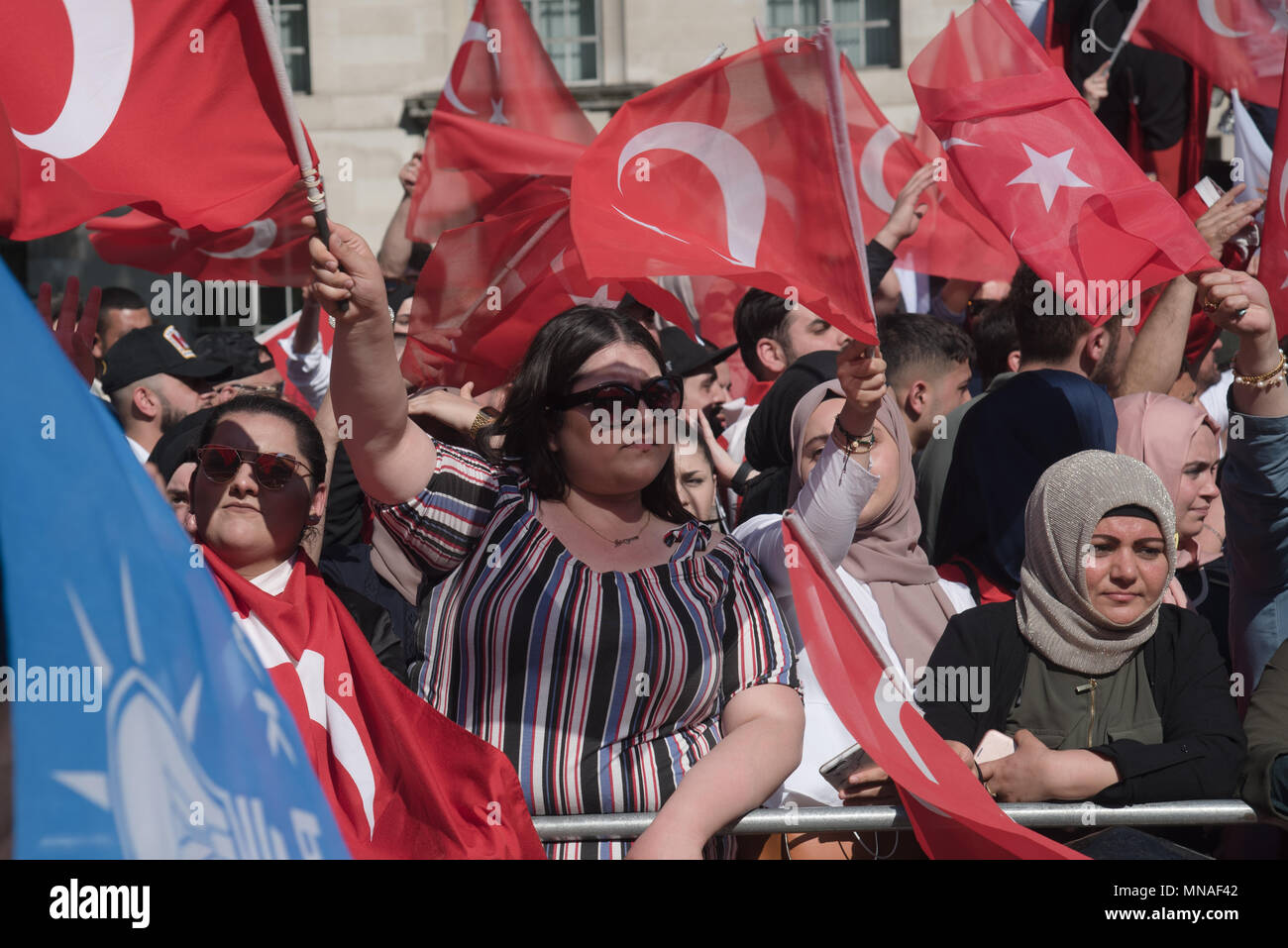 London, Großbritannien. 15. Mai 2018. Hunderte von Pro-Turkeys füllt Whitehall mit rot-rote Flaggen mit der Türkei Erdogan die Türkei Präsident Downing Street mit schweren Polizei wachen am 15. Mai 2018, London, UK herzlich willkommen. Credit: Siehe Li/Alamy leben Nachrichten Stockfoto