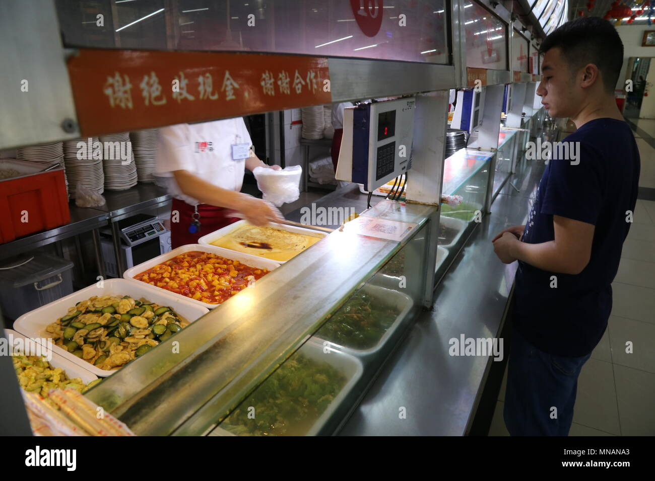 Zhengzhou, Zhengzhou, China. 15 Mai, 2018. Zhengzhou, China, 15. Mai 2018: Gebratene Früchte können in der Mensa der Universität Henan Engineering in Zhengzhou gesehen werden, die Zentrale China Provinz Henan. Unglaubliche Gerichte wie gebratene Ananas, Banane und Gurke sind beliebt bei Studenten. Credit: SIPA Asien/ZUMA Draht/Alamy leben Nachrichten Stockfoto