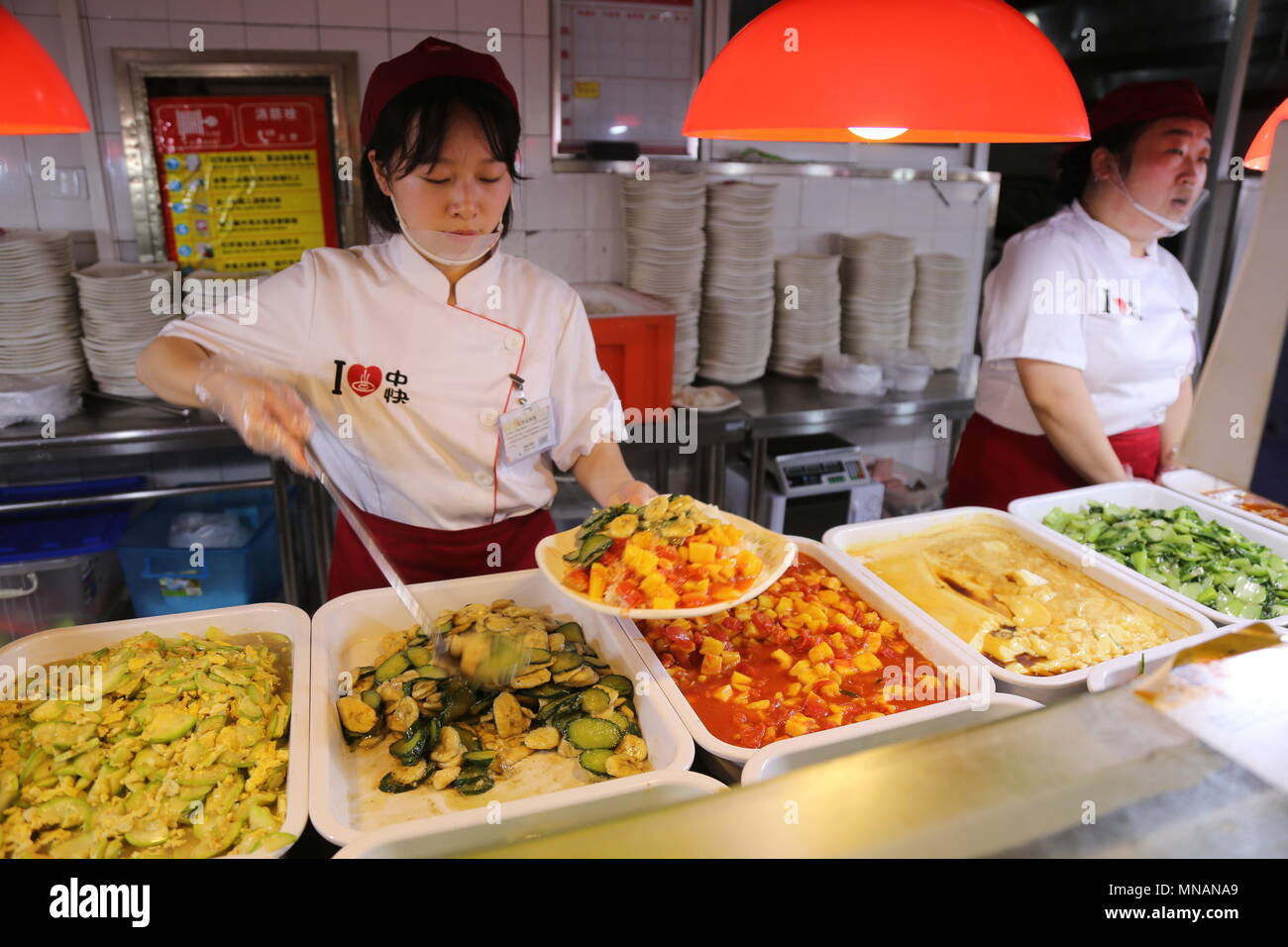 Zhengzhou, Zhengzhou, China. 15 Mai, 2018. Zhengzhou, China, 15. Mai 2018: Gebratene Früchte können in der Mensa der Universität Henan Engineering in Zhengzhou gesehen werden, die Zentrale China Provinz Henan. Unglaubliche Gerichte wie gebratene Ananas, Banane und Gurke sind beliebt bei Studenten. Credit: SIPA Asien/ZUMA Draht/Alamy leben Nachrichten Stockfoto