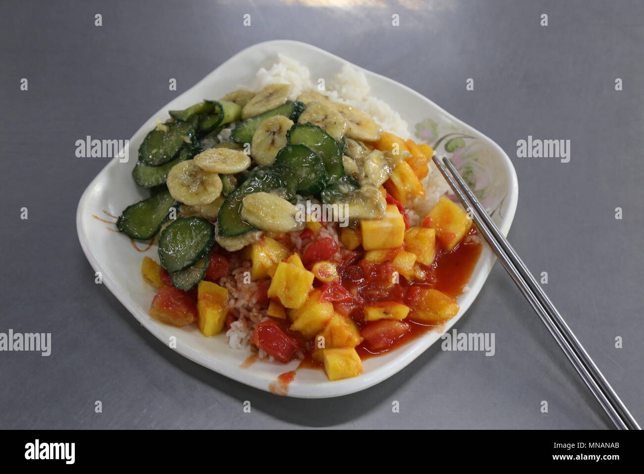 Zhengzhou, Zhengzhou, China. 15 Mai, 2018. Zhengzhou, China, 15. Mai 2018: Gebratene Früchte können in der Mensa der Universität Henan Engineering in Zhengzhou gesehen werden, die Zentrale China Provinz Henan. Unglaubliche Gerichte wie gebratene Ananas, Banane und Gurke sind beliebt bei Studenten. Credit: SIPA Asien/ZUMA Draht/Alamy leben Nachrichten Stockfoto