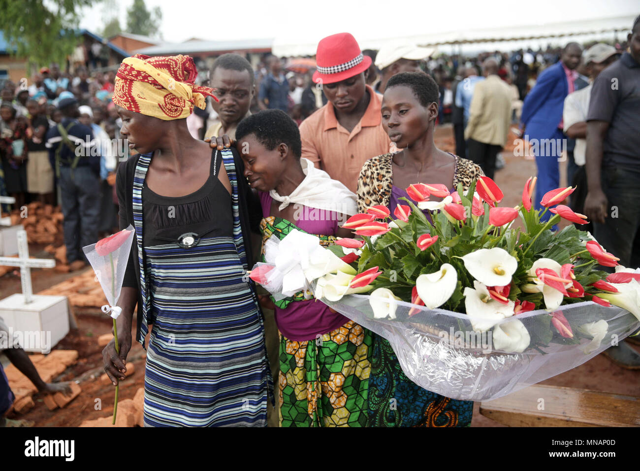 (180516) - CIBITOKE, 16. Mai 2018 -- Leute an einer Trauerfeier für die Opfer von Militanten bei einem Angriff in der Provinz Cibitoke getötet, nordwestliches Burundi, am 15. Mai 2018. Mindestens 26 Personen wurden getötet und acht andere ernsthaft in einem bewaffneten Angriff am 12. Mai in einem Dorf in der Provinz Cibitoke verletzt, nordwestliches Burundi. (Xinhua / evrard Ngendakumana) (ly) Stockfoto