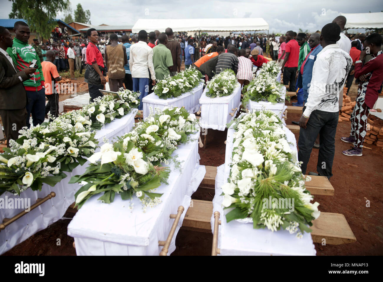 (180516) - CIBITOKE, 16. Mai 2018 - Leute die Särge der Opfer von Militanten bei einem Angriff in der Provinz Cibitoke getötet, nordwestliches Burundi, am 15. Mai 2018. Mindestens 26 Personen wurden getötet und acht andere ernsthaft in einem bewaffneten Angriff am 12. Mai in einem Dorf in der Provinz Cibitoke verletzt, nordwestliches Burundi. (Xinhua / evrard Ngendakumana) (ly) Stockfoto